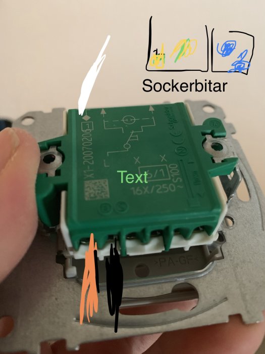 Elkontaktanslutning med märkta ledningar och slangar till sockerbitar.