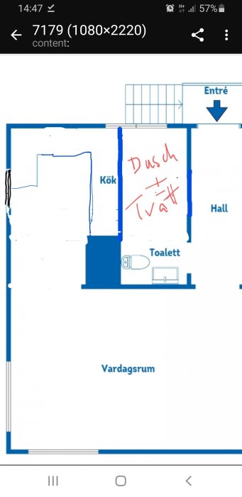 Amatörmässig skiss av husplan med markerat område för föreslagen dusch och tvätt uppställt i rött.