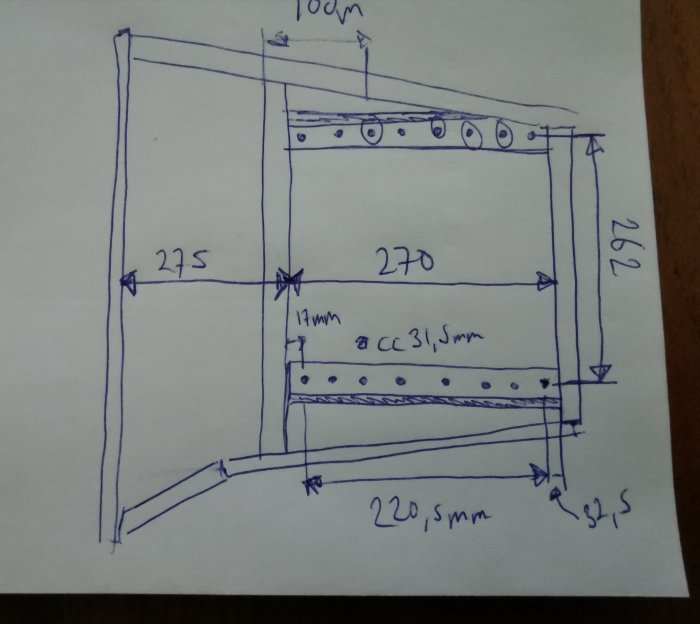 Handritad skiss av pedalställsfäste med måttangivelser för ett byggprojekt.