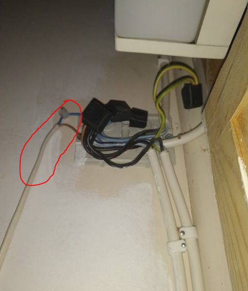 Kabel inringad i rött misstänks vara strömkabeln från en förstärkare, omgiven av andra installationer.
