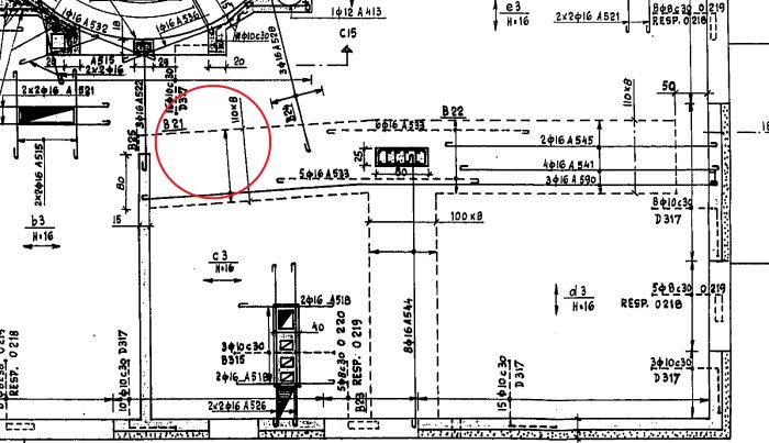 Teknisk ritning av byggprojekt med mått och detaljer markerade, inklusive en cirkel som framhäver en del.