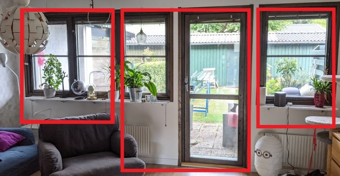 Interiör med ett 3-luftsfönster, en altandörr och ett ytterligare fönster i ett radhusområde, omgivna av markerade områden för renovering.