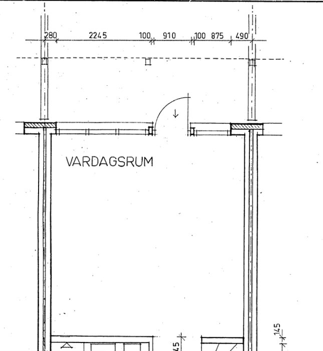 Ritning av en vägg i ett vardagsrum med mått för befintlig dörr och fönster, indikerande förändringsmöjligheter.