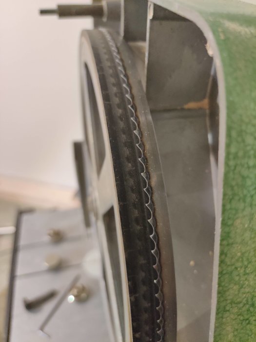 Sågblad nära kanten på ett hjul med slitet "däck" på en bandsåg, eventuell justeringsfråga.