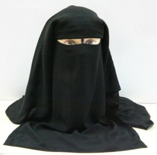 Kvinna iklädd en svart niqab som täcker allt utom ögonen.