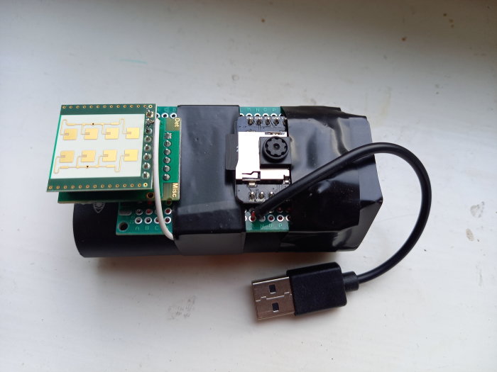 Tidig prototyp av en DIY fartkamera med doppler radar och ESP32 Cam uppkopplad via USB-kabel.