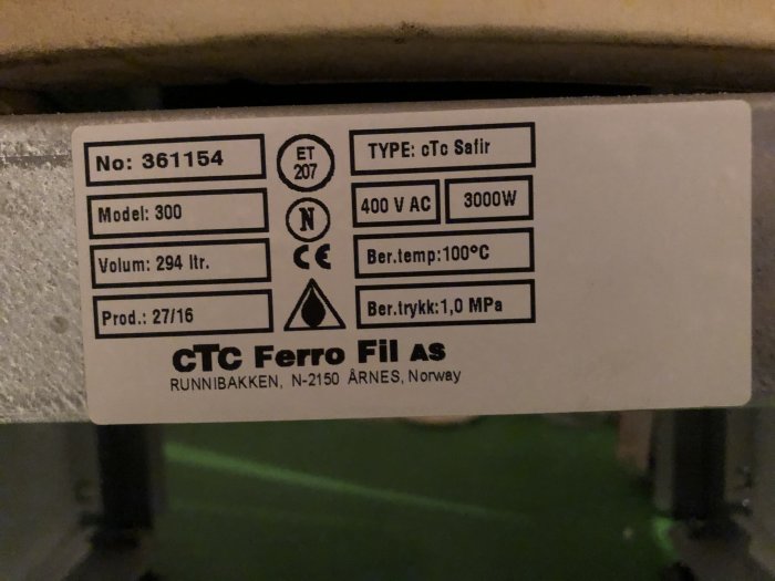 Typskylt på en CTC Safir 300 varmvattenberedare från 2016 med specifikationer och tillverkarinformation.