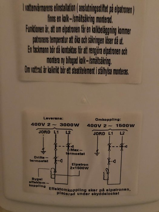 Instruktionsdekal på en varmvattenberedare med elektrisk kopplingsschema och underhållsinformation.