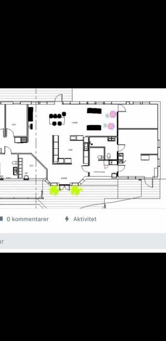 Svartvit ritning av en husplan med betecknade rum och möblering, markerade diskussionspunkter.