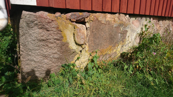 Stor sten i torpargrunden har vridit sig och orsakat sprickbildning i fasaden.