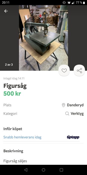 Figursåg på träbord i verkstad, använd för byggprojekt, prislapp 500 kr visas, bakgrund med verktyg.