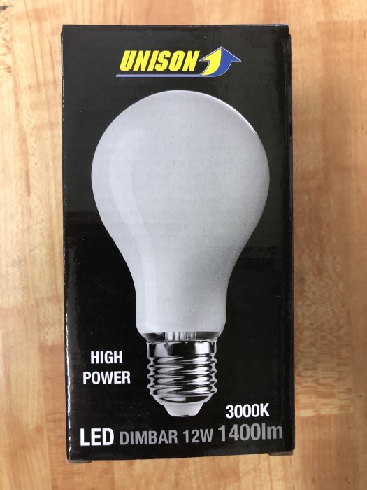 Förpackning av en Unison LED-glödlampa, 12W och 1400lm, dimbar, med en färgtemperatur på 3000K.