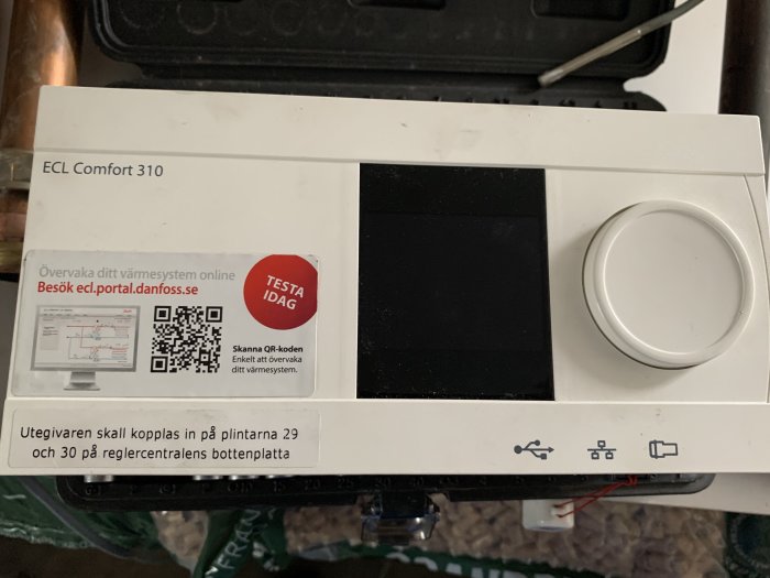 ECL Comfort 310 temperaturregulator med QR-kod och installationsanvisningar på framsidan.