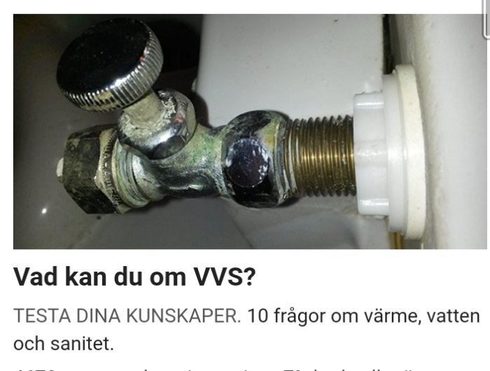 Närbild på en radiatorkoppling med reglerventil, representerar VVS-frågor om värme och vatten.