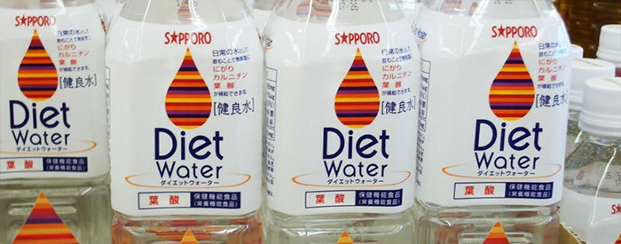 Flaskor med "Diet Water" från Sapporo på hylla i butik.