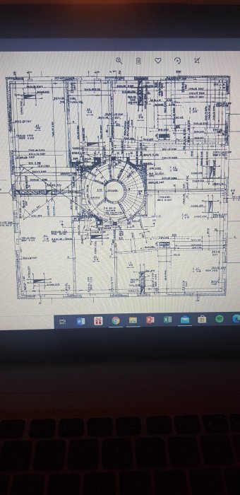 Datorskärm som visar en arkitektonisk ritning av ett byggnadsplan med detaljerade mått och layout.