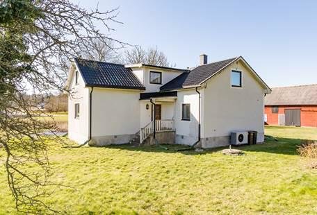 Exteriör av ett tvåvåningshus med markerad vägg med röd linje för potentiell rivning.