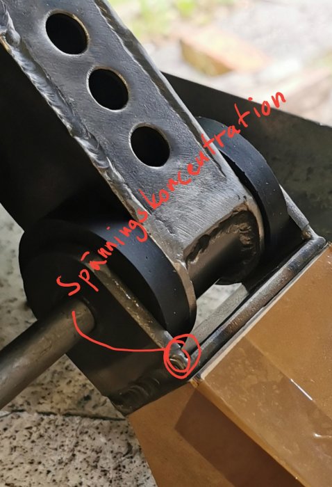 Närbild av metallkonstruktion med spänningskoncentration markerad vid svetsfog.