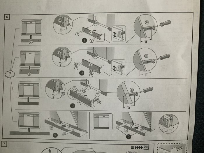 Illustration av installationsinstruktioner för en diskmaskin med steg-för-steg bilder på montering av sockeln och anslutning av komponenter.