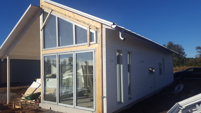 Hus under konstruktion med oskyddade fönsteröppningar redo för korrekt inbyggnad för att förhindra vattenläckage.