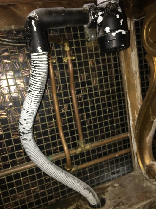Nyinstallerat vattenlås och avloppsrör under tvättställ med potentiellt stopp och läckage.