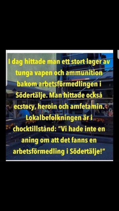 Gul text på en skärmbild beskriver stort vapenfynd bakom arbetsförmedling, lokalbefolkningens reaktion.