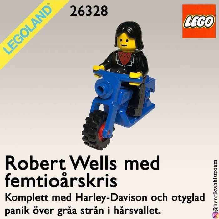 LEGO-figur föreställande karaktär på blå motorcykel med LEGO-logotyp och text som skämt om medelålderskris.