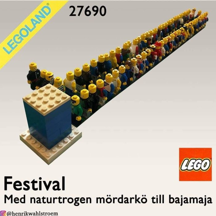 Legofigurer i lång kö framför en blå Lego-toalett med texten "Festival Med naturlången mördarkö till bajamaja".