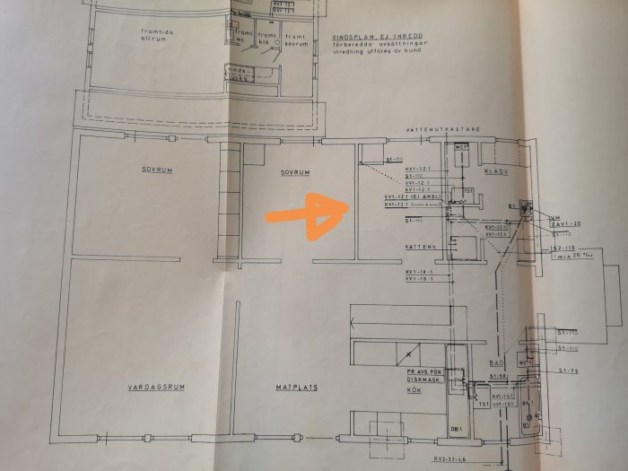 Husritning från 1981 med markerad vägg som övervägs att rivas mellan två sovrum i ett Älvsbyhus.