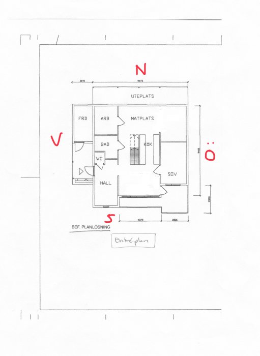 Ritning av entréplan för husrenovering med markeringar, inklusive kök, badrum, vardagsrum och sovrum.