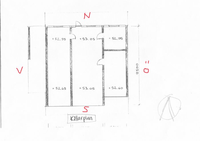 Skiss av en källarplansritning med måttangivelser och väderstrecksmarkering, föreställande ett renoveringsprojekt.