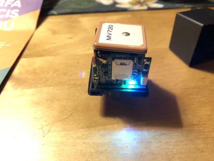 Elektronisk enhet med SIM-kortplats och lysdiod som tänds vid insättning av SIM-kort.