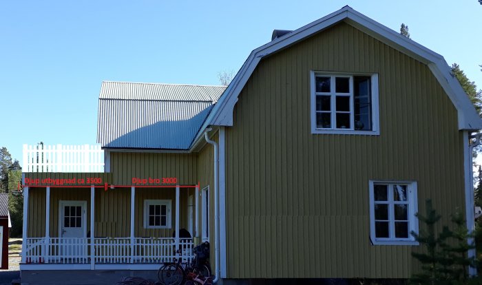 Grönt hus med vitkantade fönster och Paint-redigerad vit tillbyggnad med måttangivelser.