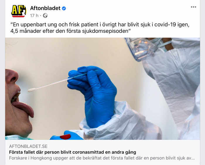 Patient genomgår en covid-19 testprocedure med en näsprovsticka av en sjukvårdspersonal i skyddshandskar.