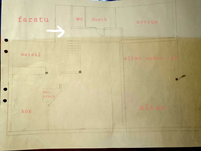 Handritad planritning av en villa med betecknade rum såsom kök, matsal, farstu, WC, dusch, och altaner.