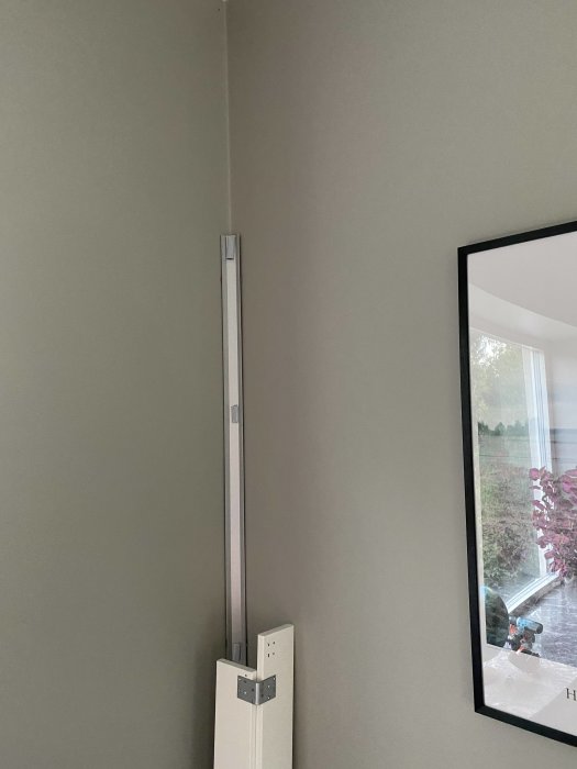 MDF-diffusor för ljusslinga lutad mot en vägg i ett hörn, 3 cm avstånd behövs för montering.