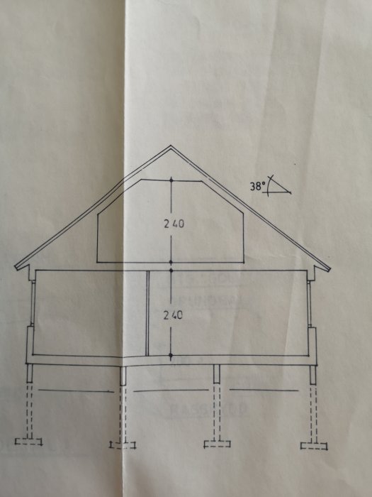 Byggritning av ett husavsnitt med måttangivelser och en takvinkel på 38 grader.