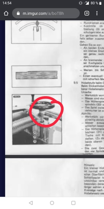 En suddig bild av ett manuellt verktygsfäste markerat med röd cirkel på en instruktionsmanual.