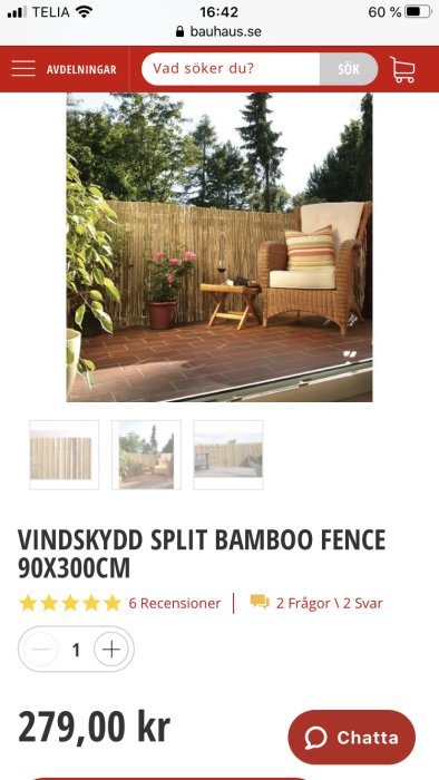 En mysig uteplats med bambustaket Vindskydd Split Bamboo Fence, trädgårdsmöbler och gröna växter.