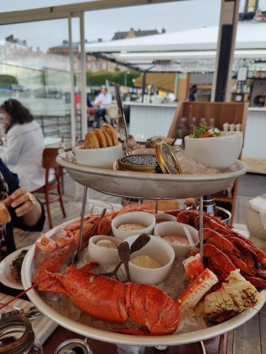 Etagere med skaldjursplatå bestående av hummer, kräftor, musslor och såser, serverad en onsdag.