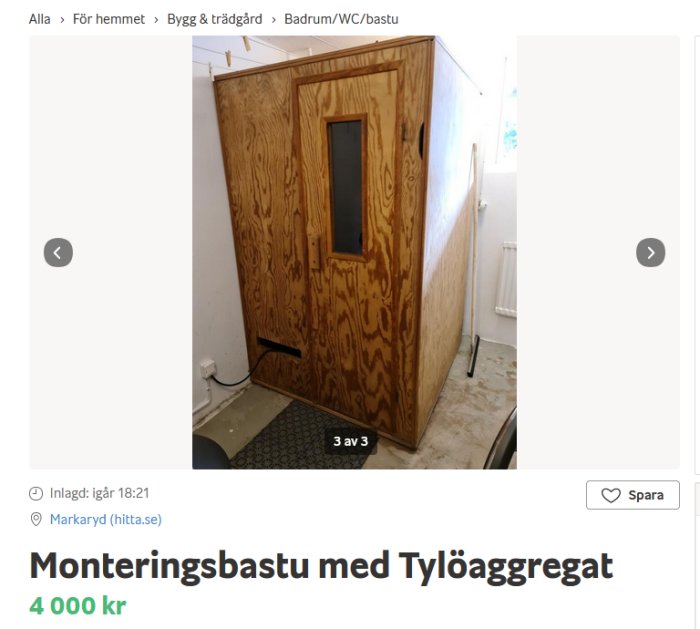 En omonterad bastukassett med träpanel och glasdörr.