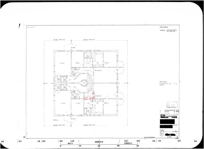 Arkitektonisk planritning av en våningsvåning med rumsuppdelning och måttangivelser.