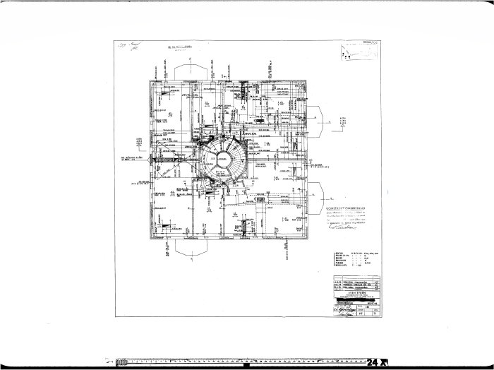 Planritning av en byggnad våning visar layout med rum och detaljerade mått, utan källare och vind.