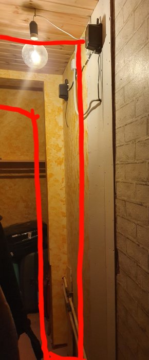 Bild på en klädkammare med röd markering som visar placering av två pelare och en överliggande balk.