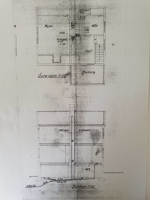 Svartvit bild av en gammal arkitektonisk planlösning med märkningar och ändringar.