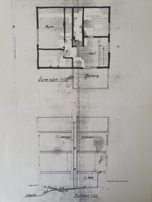 Äldre överstrukna arkitektoniska ritningar av en våningsplan och en sektion med markerade ändringar och borttagna kattvindar.