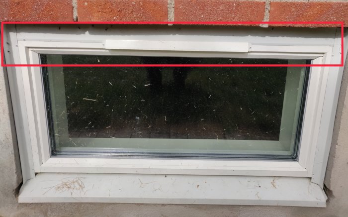 Fönster med en röd markerad del som visar saknaden av en plåtdetalj ersatt med en planka.