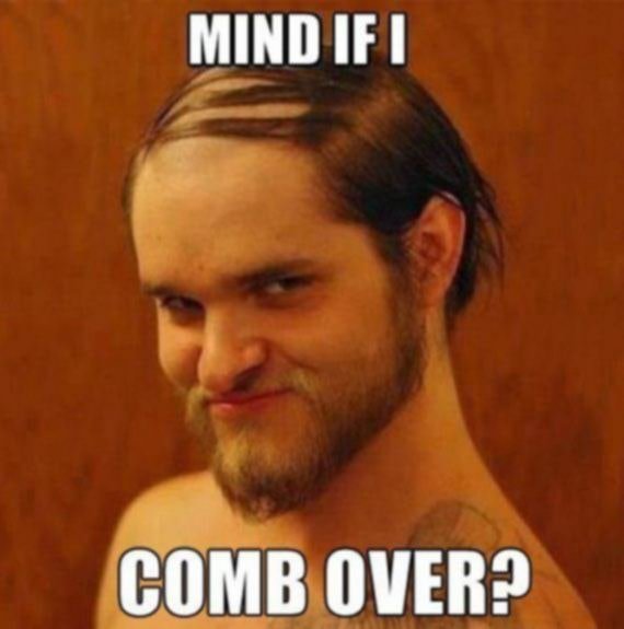 Man med skägg visar humoristisk frisyr, texten "MIND IF I COMB OVER?