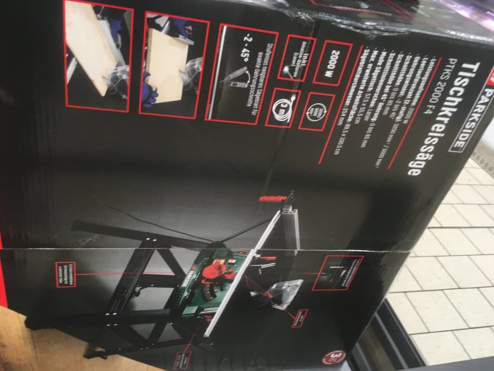 Förpackning för Parkside geringssåg med 2kW motor, 254mm klinga och laser på stativ.