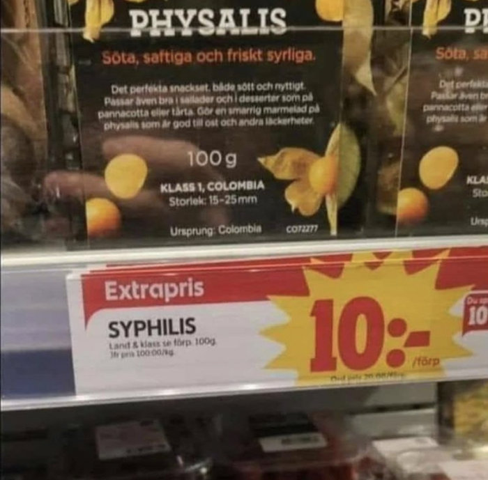 Ett skyltfel i matbutik där "Physalis" är felstavat som "Syphilis" med extraprisetikett.